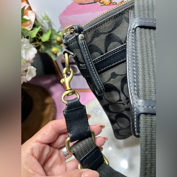 Coach Y2K crossbody turn lock GUC - Picture 4 of 10